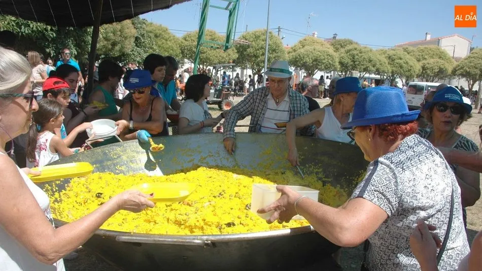 El alcalde de Cipérez, Francisco Alonso, acompañado del equipo colaborador se encargaron un año más de hacer la paella / SILVESTRE
