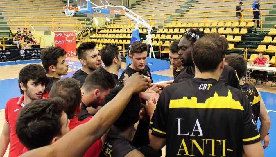 Jugadores de La Antigua CB Tormes.