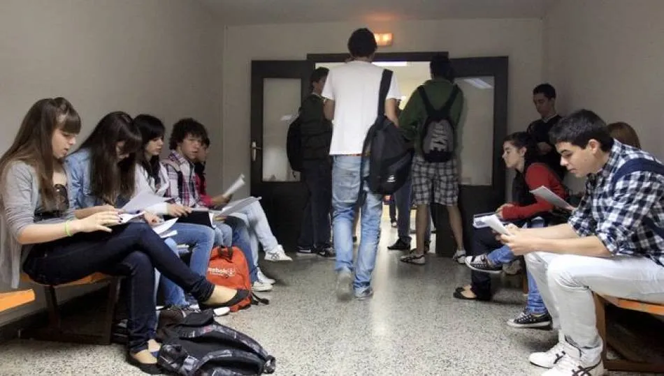 Alumnos a la espera de entrar en el aula.