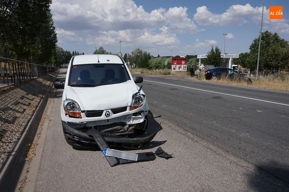 La furgoneta chocó contra el turismo a la altura del centro de transportes de Guijuelo