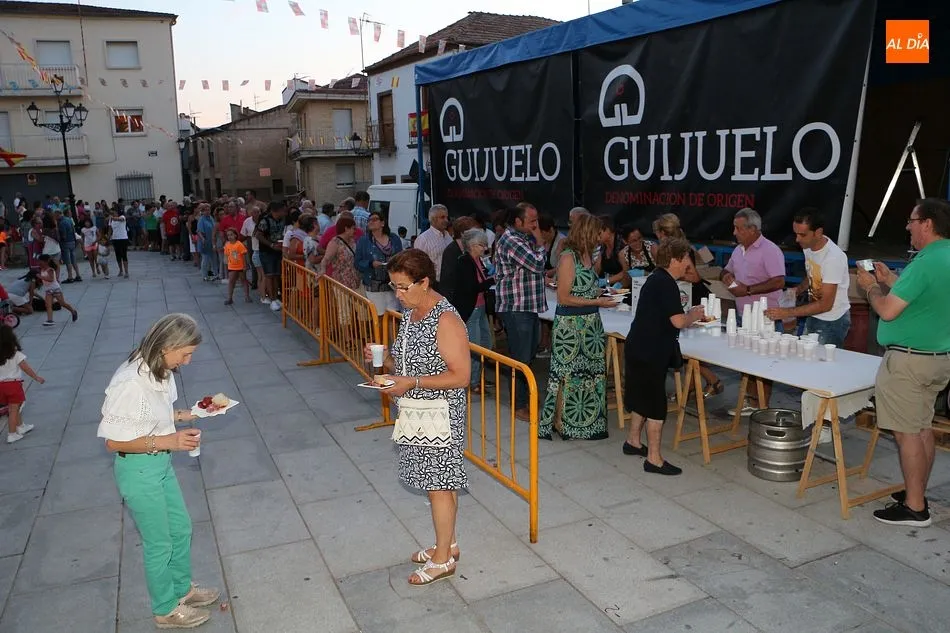 Cientos de personas acudieron a la degustación ofrecida por la Denominación de Origen Jamón de Guijuelo