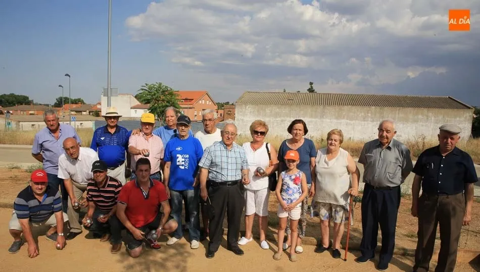 Los mayores disfrutan del tradicional campeonato de petanca. Foto: Alberto Martín