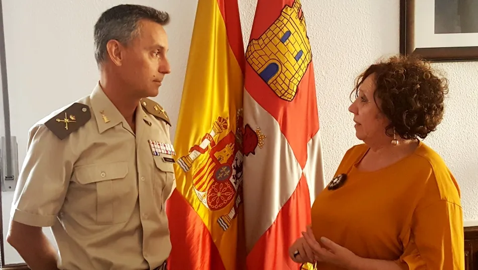 El general jefe del Mando de Ingenieros, Juan Manuel Broncano, junto a la subdelegada del Gobierno en Salamanca, Encarnación Pérez
