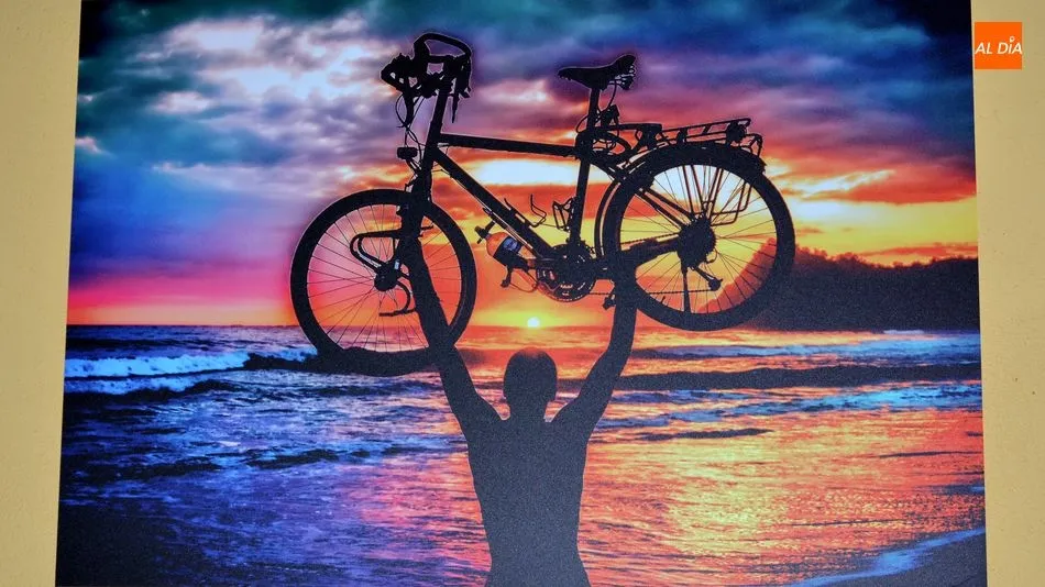 Fotografía de luces y contrates con la imagen del autor y su bicicleta / E. Corredera