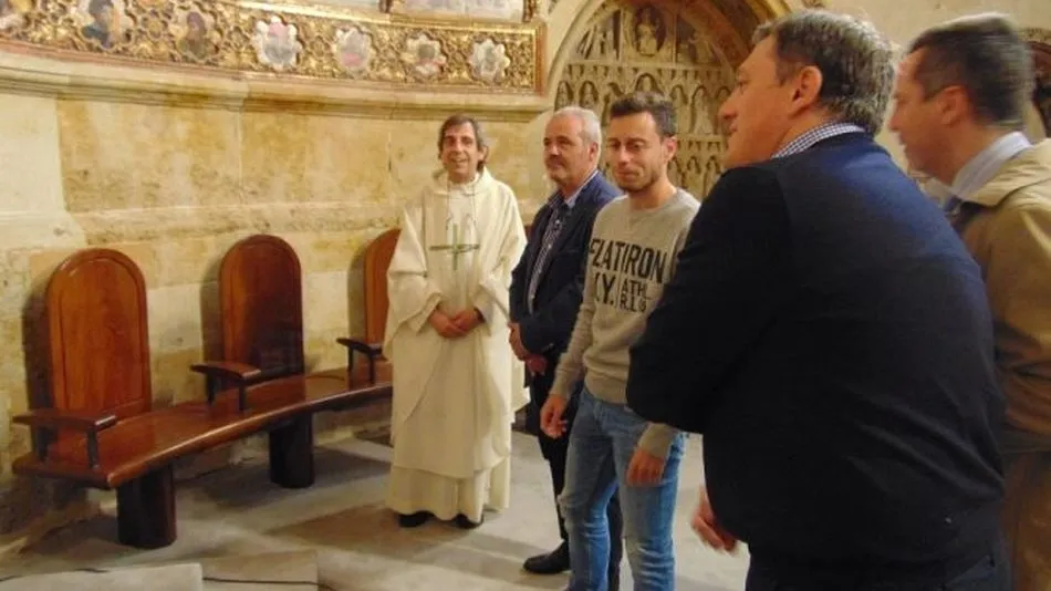 El padre Jorge, Pablo Gallego, Ángel Martín, Sánchez-Guijo y Carlos Martín, ofreciendo el ascenso a Tercera. Foto: SALAMANCArtv AL DÍA