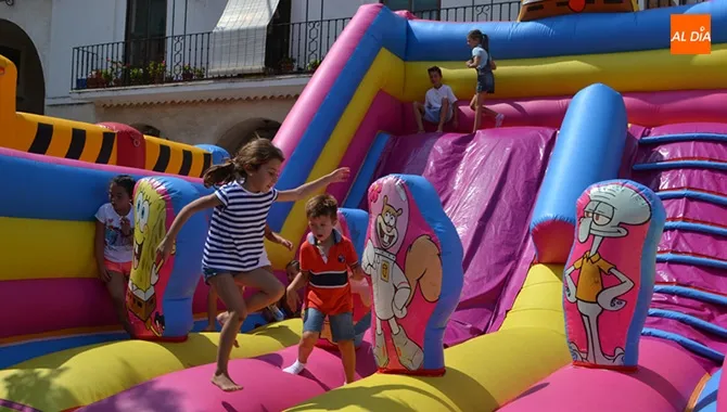 Decenas de niños participaban con la multiactividad infantil en la Plaza Nueva