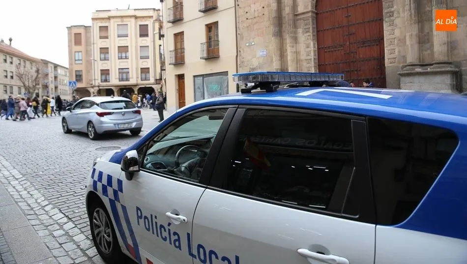 Patrulla de la Policía Local en el centro de la ciudad, junto a la iglesia de San Martín
