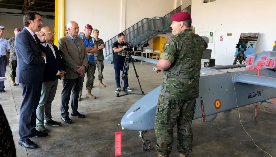 El consejero de Fomento y Medio Ambiente, Juan Carlos Suárez-Quiñones, en su visita al Aeródromo Militar de León