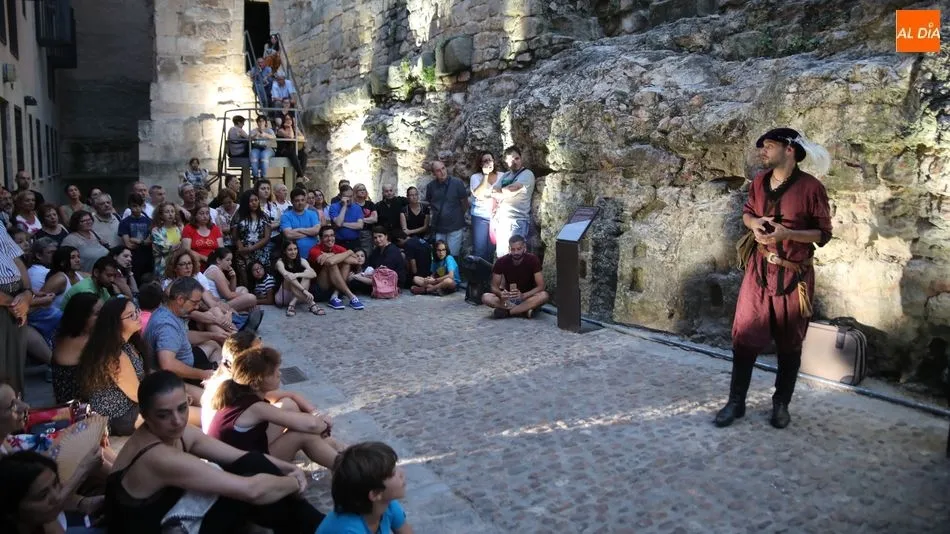 Numeroso público atiende expectante la explicación de Majo. Fotos: Alberto Martín