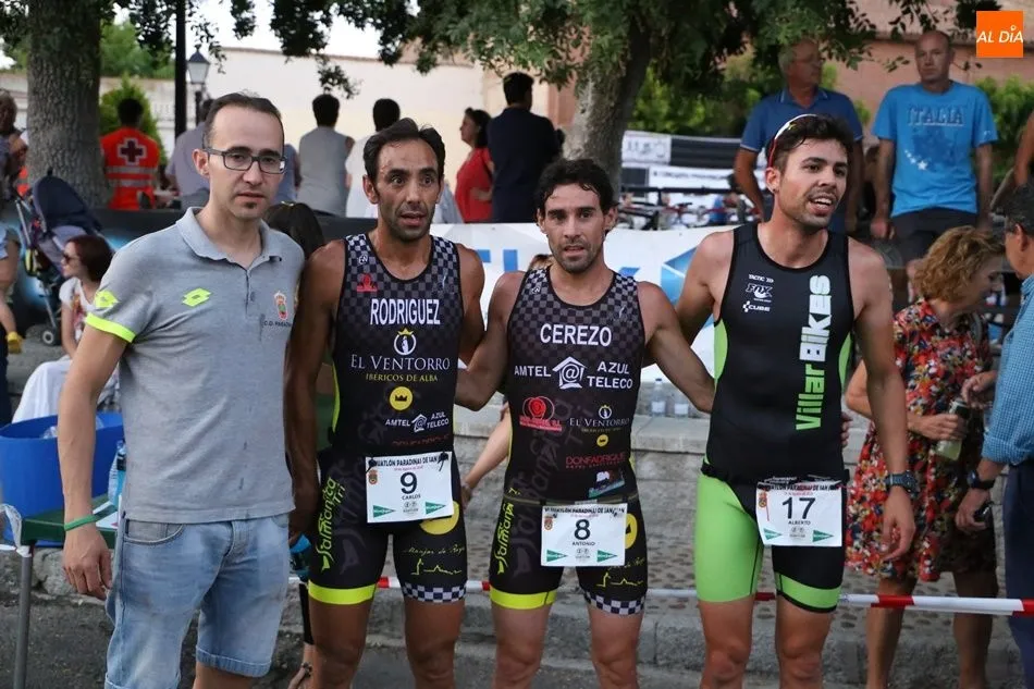 Antonio Cerezo, segundo por la derecha, vencedor de la prueba