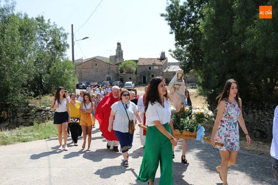 Las mujeres fueron las encargadas de portar e Santa Águeda en la procesión / CORRAL
