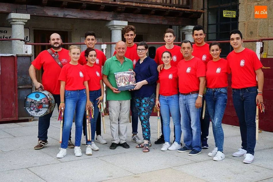 Los autores del estudio La danza tradicional de Santibañez de la Sierra, junto con el grupo de danzas local