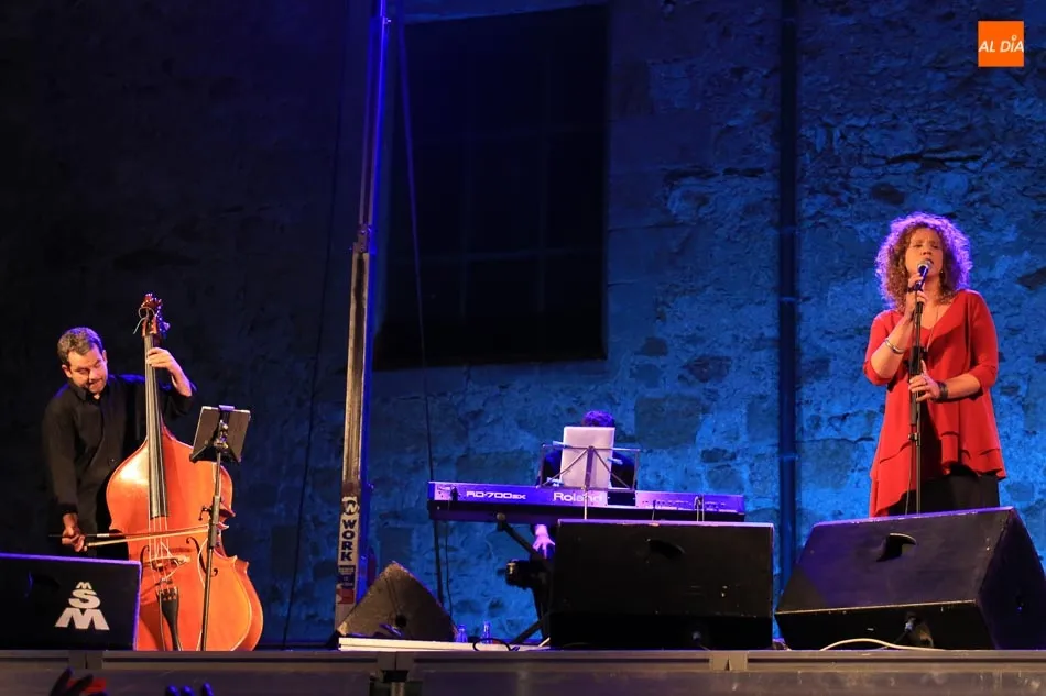 Noche al ritmo del fado portugués y la voz de Mara