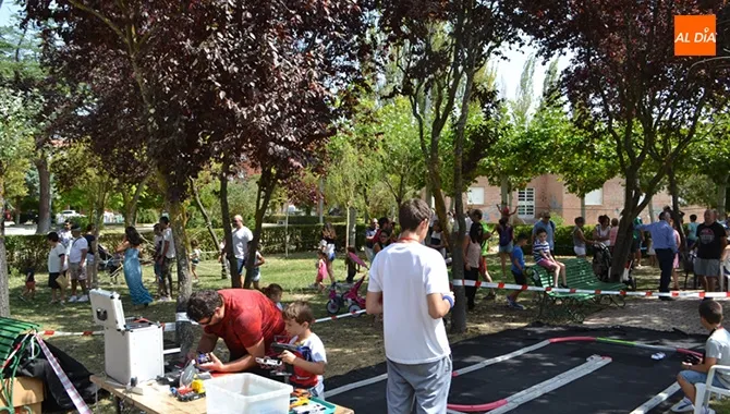 Decenas de familias participaban en el juego multiaventuras celebrado en el parque de Los Jardines