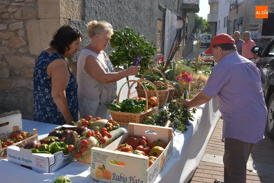 Una amplia variedad de productos de la huerta atrae la atención de los visitantes / E. Corredera