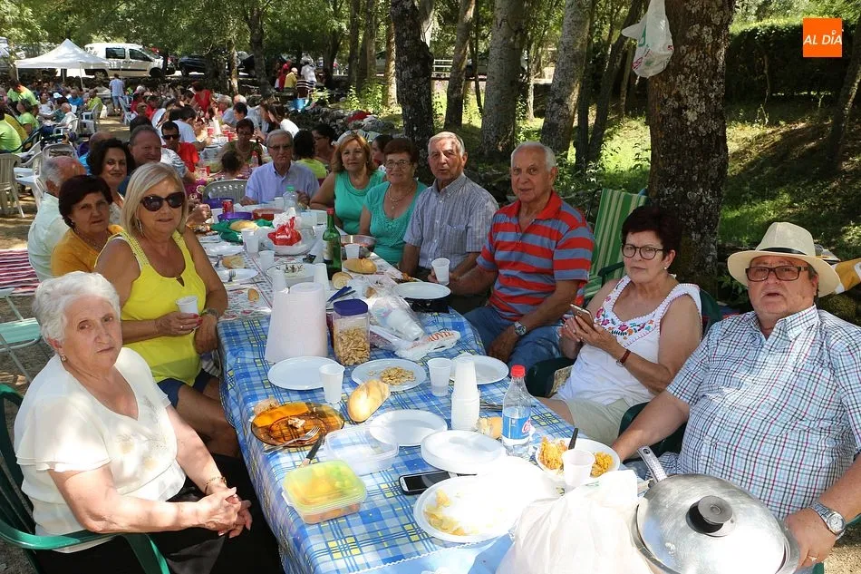 El Tejar se llenó de decenas de familias que compartieron la paella festiva en Los Santos