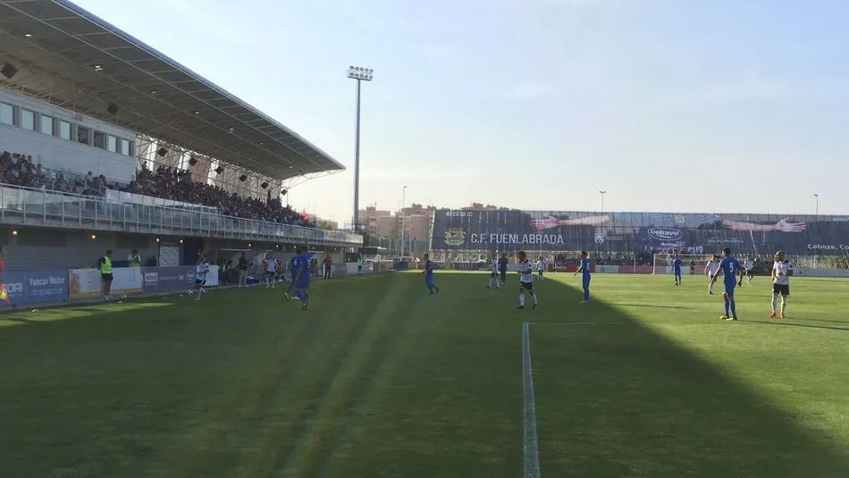 Una acción del encuentro disputado hace unos instantes en el Fernando Torres.