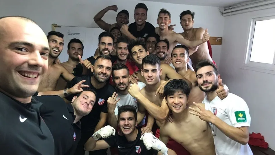 La plantilla del Santa Marta celebra su victoria en el vestuario. Foto. UD Santa Marta TW