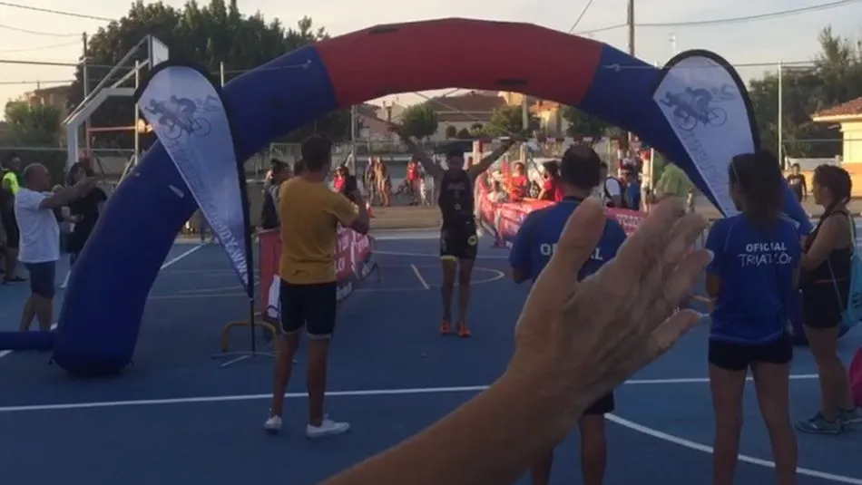 Daniel Hernández entra victorioso en la meta.