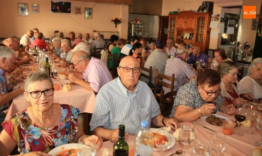 Reunión de mayores en Aldeatejada (Salamanca). Foto de Alberto Martín