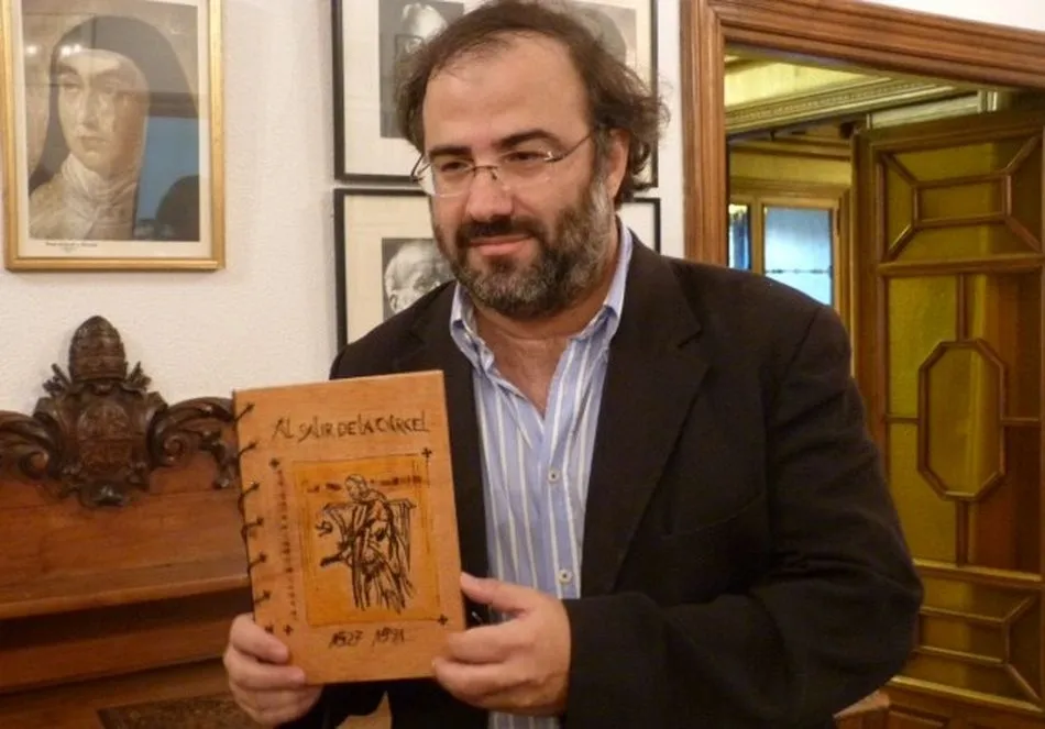 Alencart con el libro único en 2013.