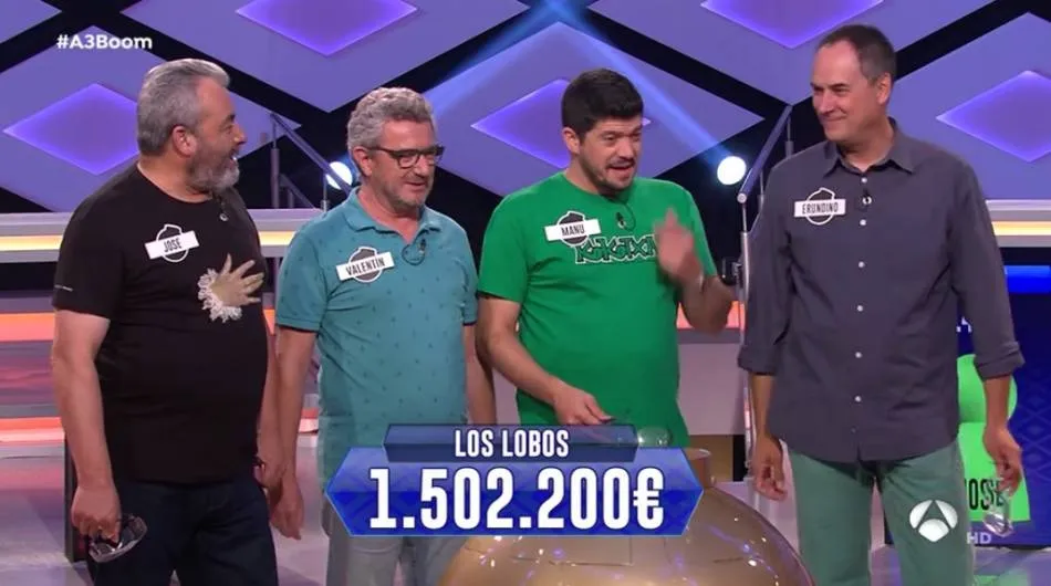 José Pinto, el primero por la izquierda, junto a su equipo en el concurso televisivo ¡Boom!, que emite Antena 3