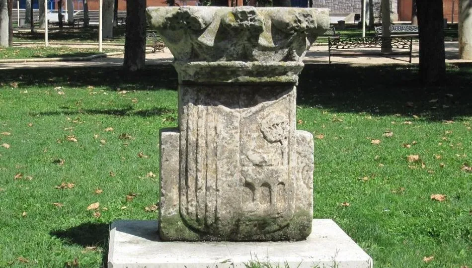 Emblema municipal sito en el Parque de la Alamedilla