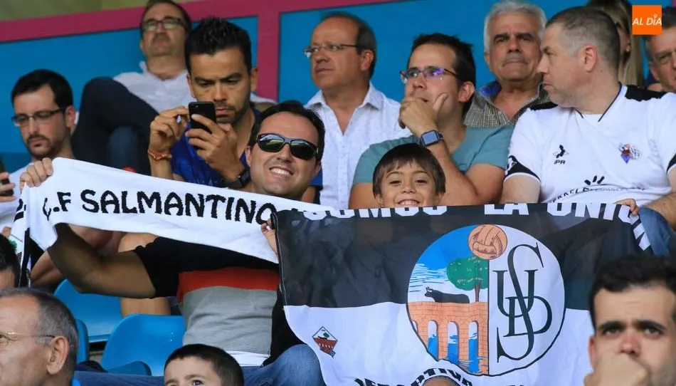 Seguidores del Salamanca UDS en el partido de presentación celebrado en el estadio Helmántico
