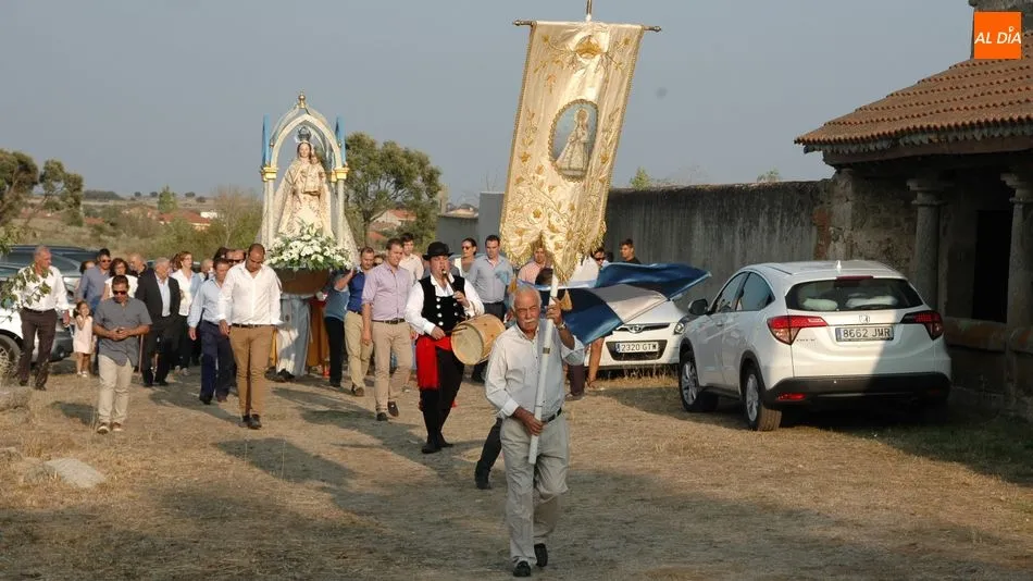 La tradición de brindarle el baile de la bandera a la Virgen es santo y seña de estas fiestas