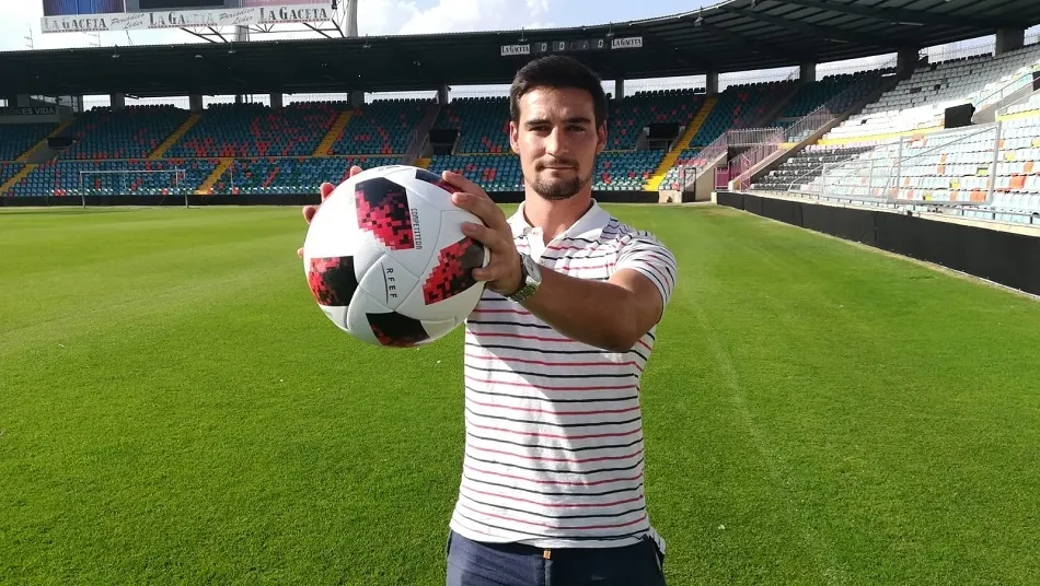 Dani Sotres posa en el césped del Helmántico. Foto: RFG