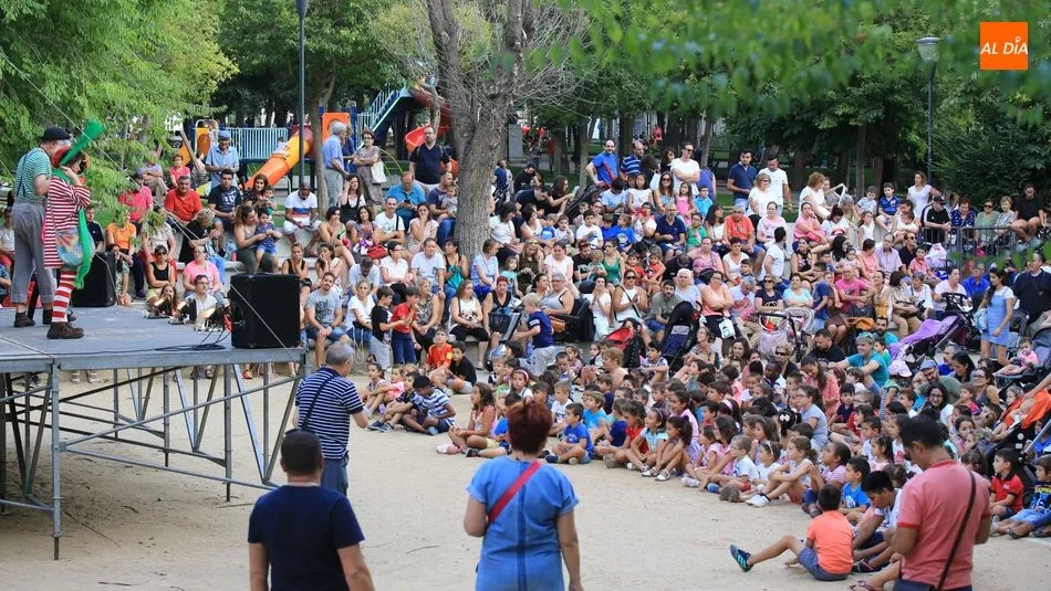 Vecinos de Comuneros y Alto del Rollo disfrutando de la actuación de Pizpita y Panduro / Foto: Alberto Martín