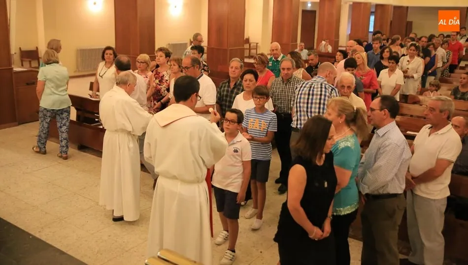 Agustinos celebrando la eucaristía / Foto: Alberto Martín.
