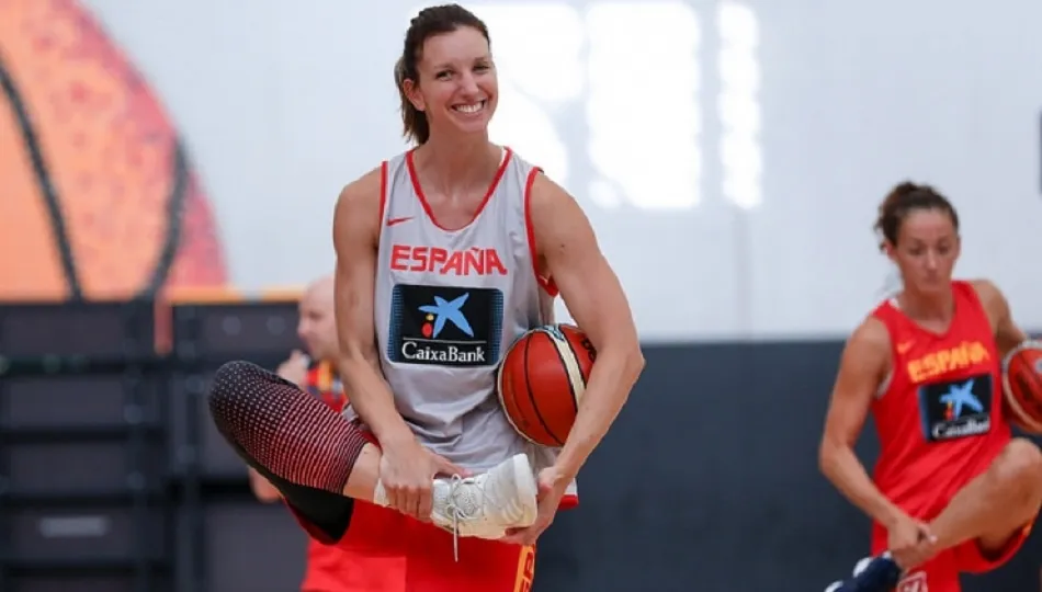 Laura Gil realiza un ejercicio de flexibilidad en un entranamiento con España.