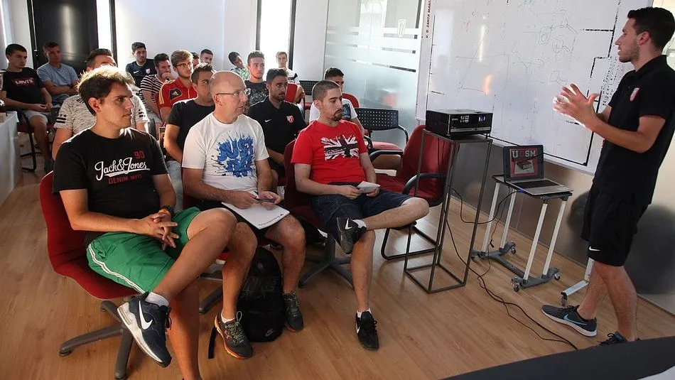 El Director Técnico expone las directrices a los técnicos de la base.