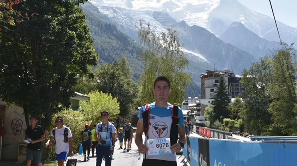 Álvaro Ramos con los Alpes al fondo.