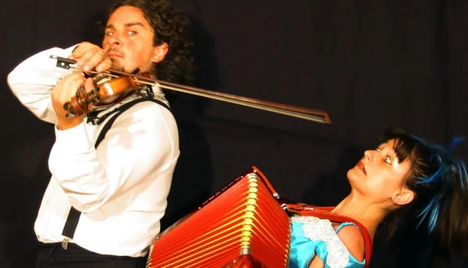 Nando e Maila en una actuación anterior de su gira internacional