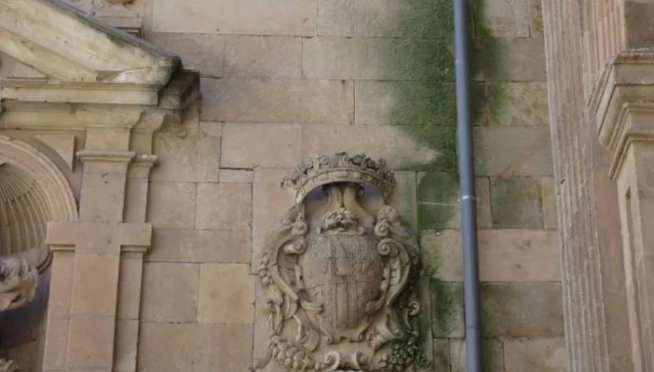 Humedades en una de las fachadas del convento de las Agustinas, junto a la iglesia de la Purísima