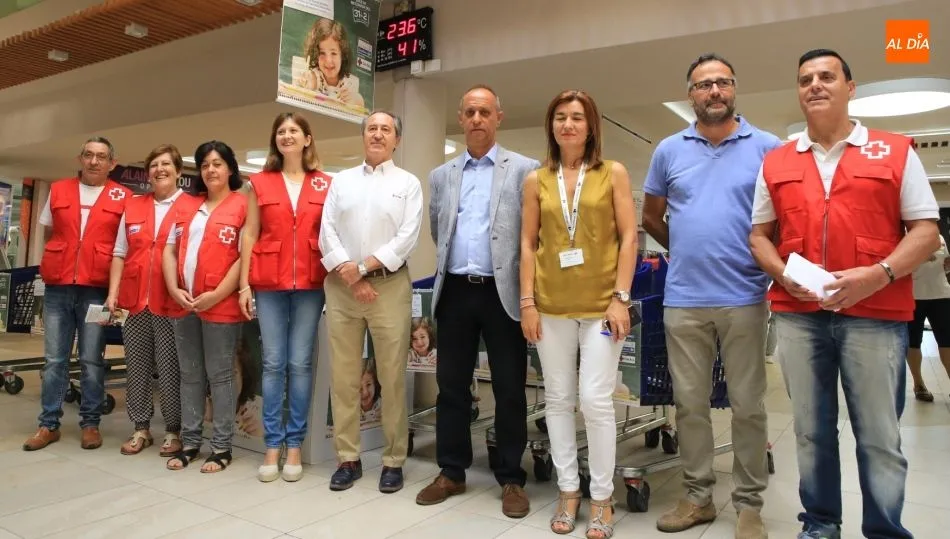 Jesús Juanes, presidente provincial de Cruz Roja Española en Salamanca, en el centro, con camisa blanca, junto a los promotores y voluntarios de esta campaña. Foto de Alberto Martín