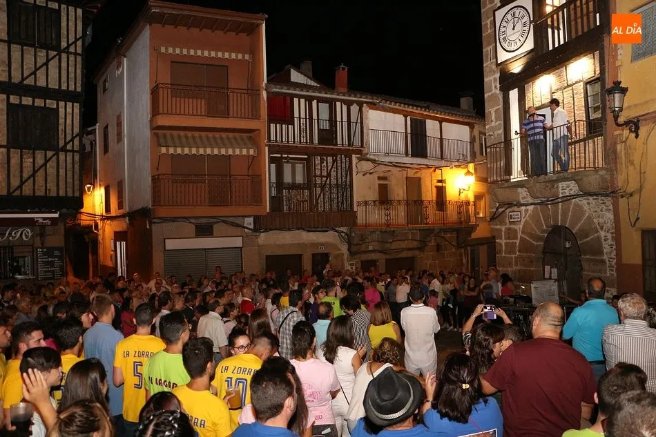 La Plaza Mayor se llenó por completo para ver el pregón de Diego Hernández desde el balcón del edificio del reloj