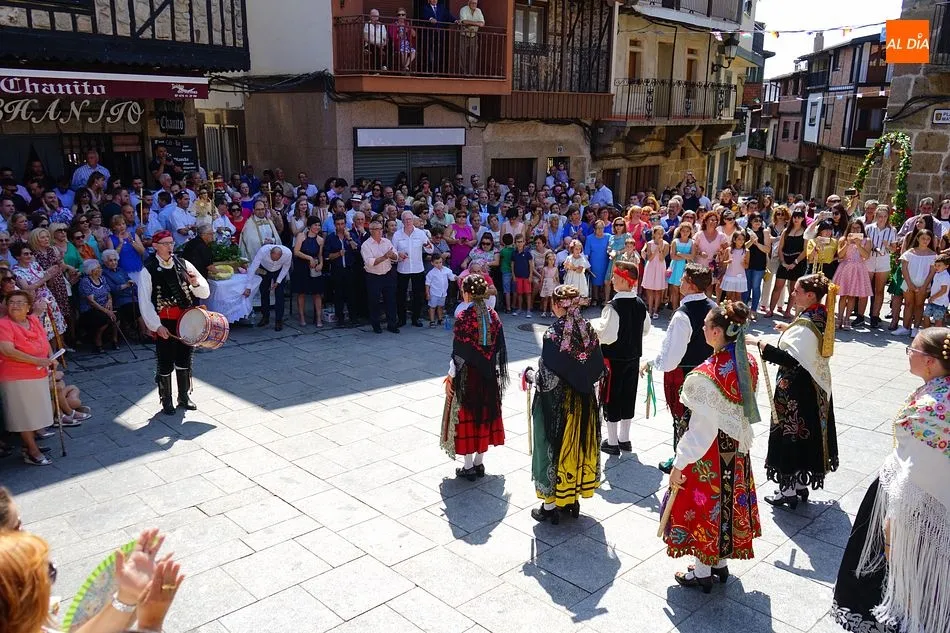 El ofertorio reunió a numeroso público en la Plaza Mayor