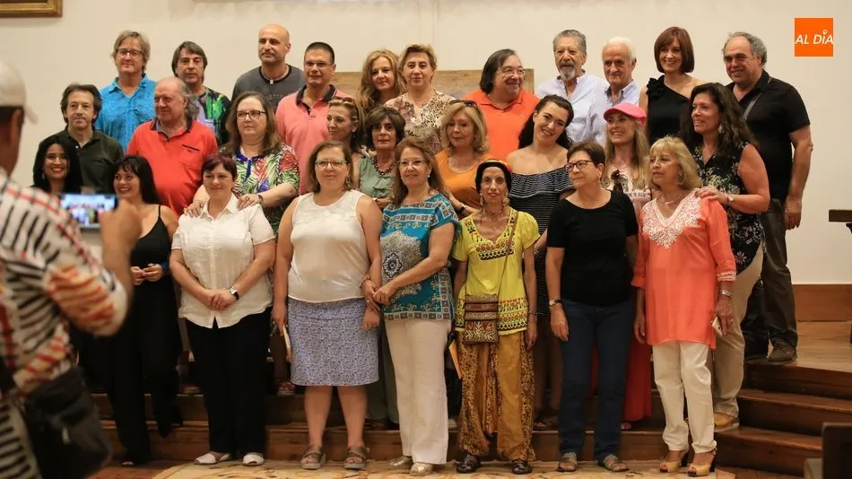 Los poetas participantes en la lectura de hoy, posan antes de la actividad. Fotos: Alberto Martín
