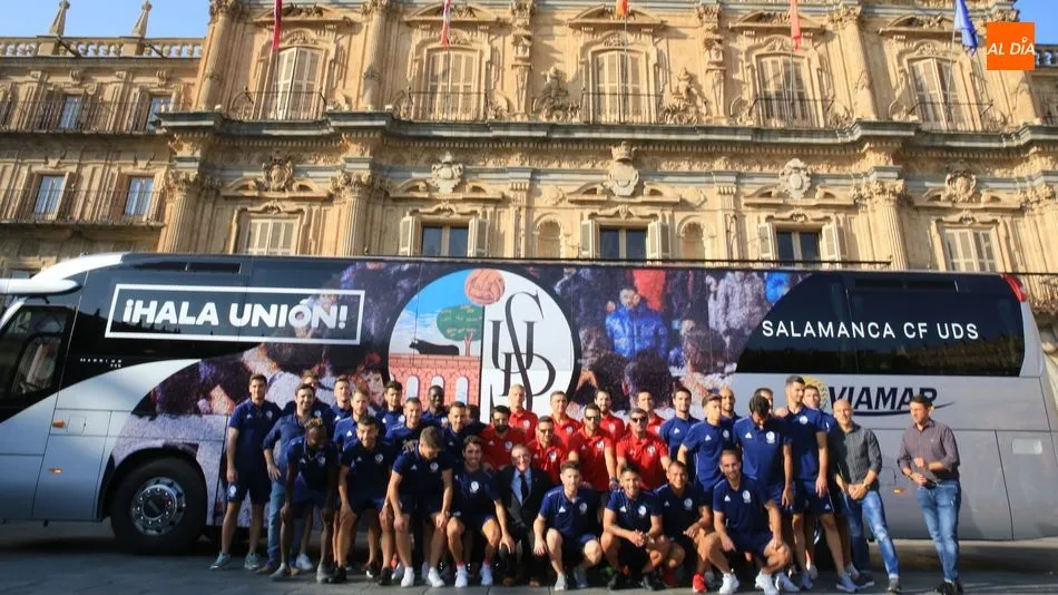 Como no podía ser menos, la plantilla se hizo la foto junto al bus y con la fachada del Ayuntamiento de fondo. Fotos: Alberto Martín