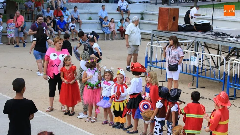 Un grupo de niños junto a algunos mayores, durante la actividad de los disfraces. Fotos: Alberto Martín