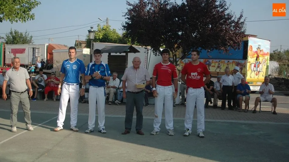 Disputado partido de pelota en Encinasola de los Comendadores  
