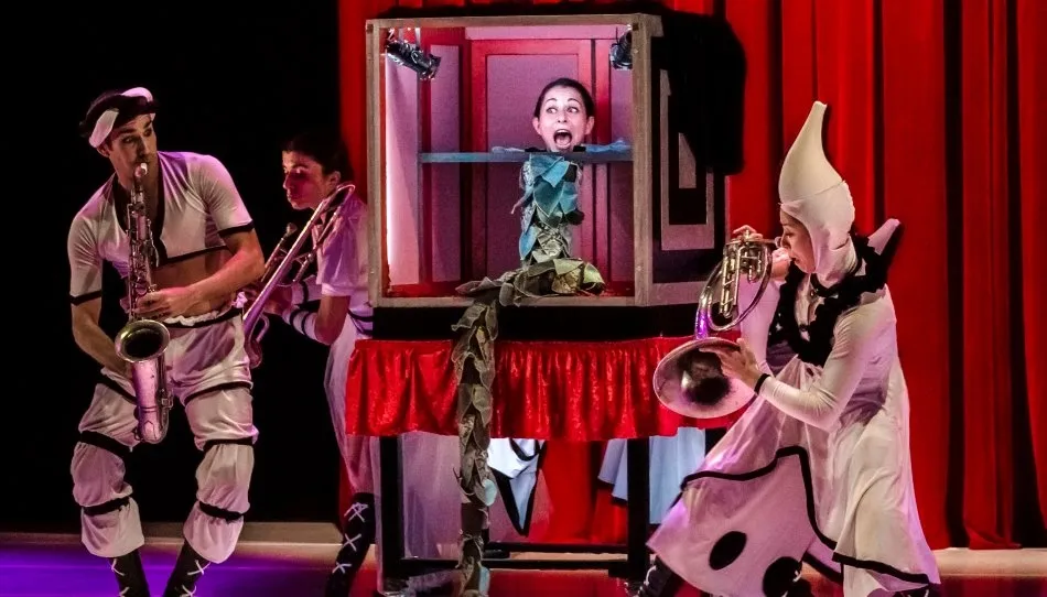 Ananda Dansa realiza en esta propuesta su particular lectura del cuento de Collodi