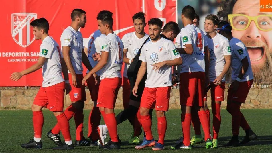 Los jugadores del Santa Marta durante la celebración de un gol