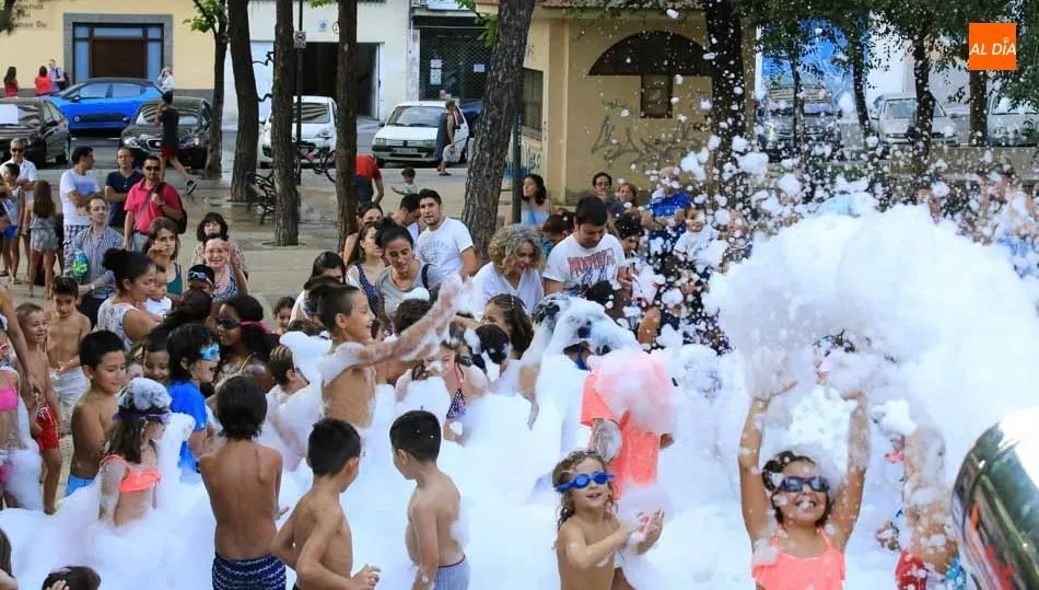 Niños divirtiéndose en la fiesta de la espuma / Foto: Alberto Martín.