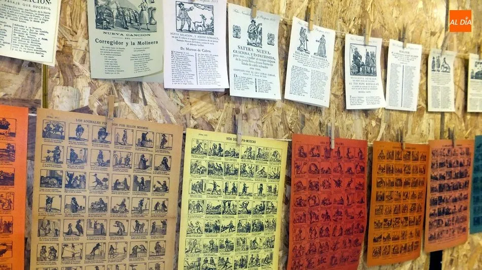 La exposición ofrece una amplia muestra de pliegos del Cordel colgados / E. Corredera