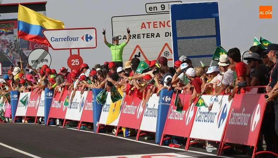 Gran ambiente y público numeroso en la cima de la Covatilla. Foto de Kiko Robles