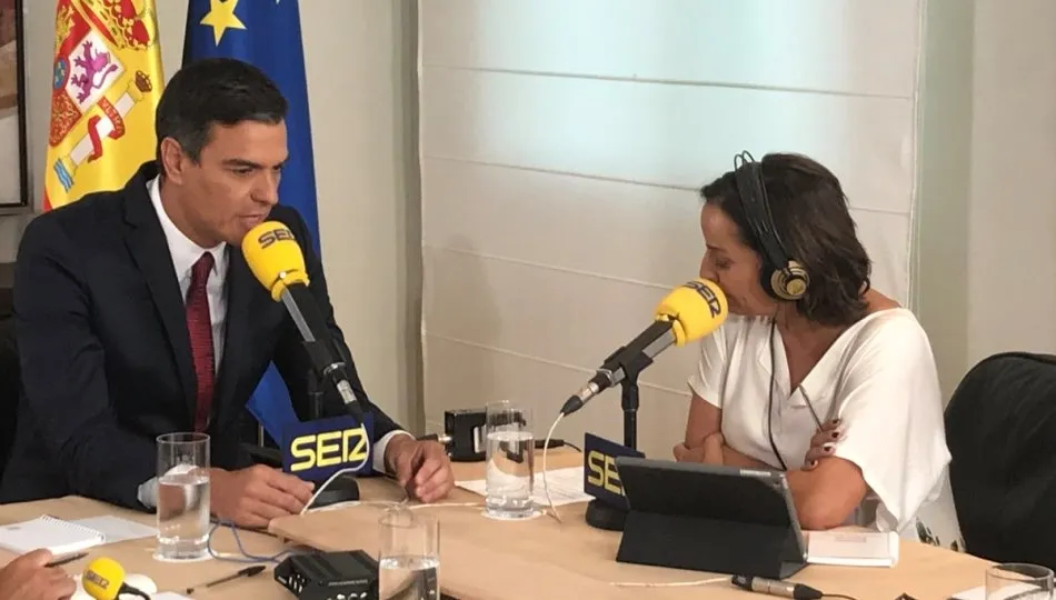 Pedro Sánchez, presidente del Gobierno, junto a la periodista de la Cadena SER, Pepa Bueno